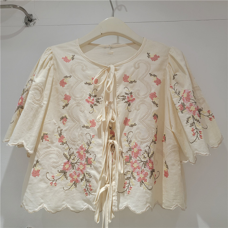 Sewing V - Clothland 女性夏の刺繍ブラウスレースアップクロップトップ半袖シックカジュアル女性シャツ DA647