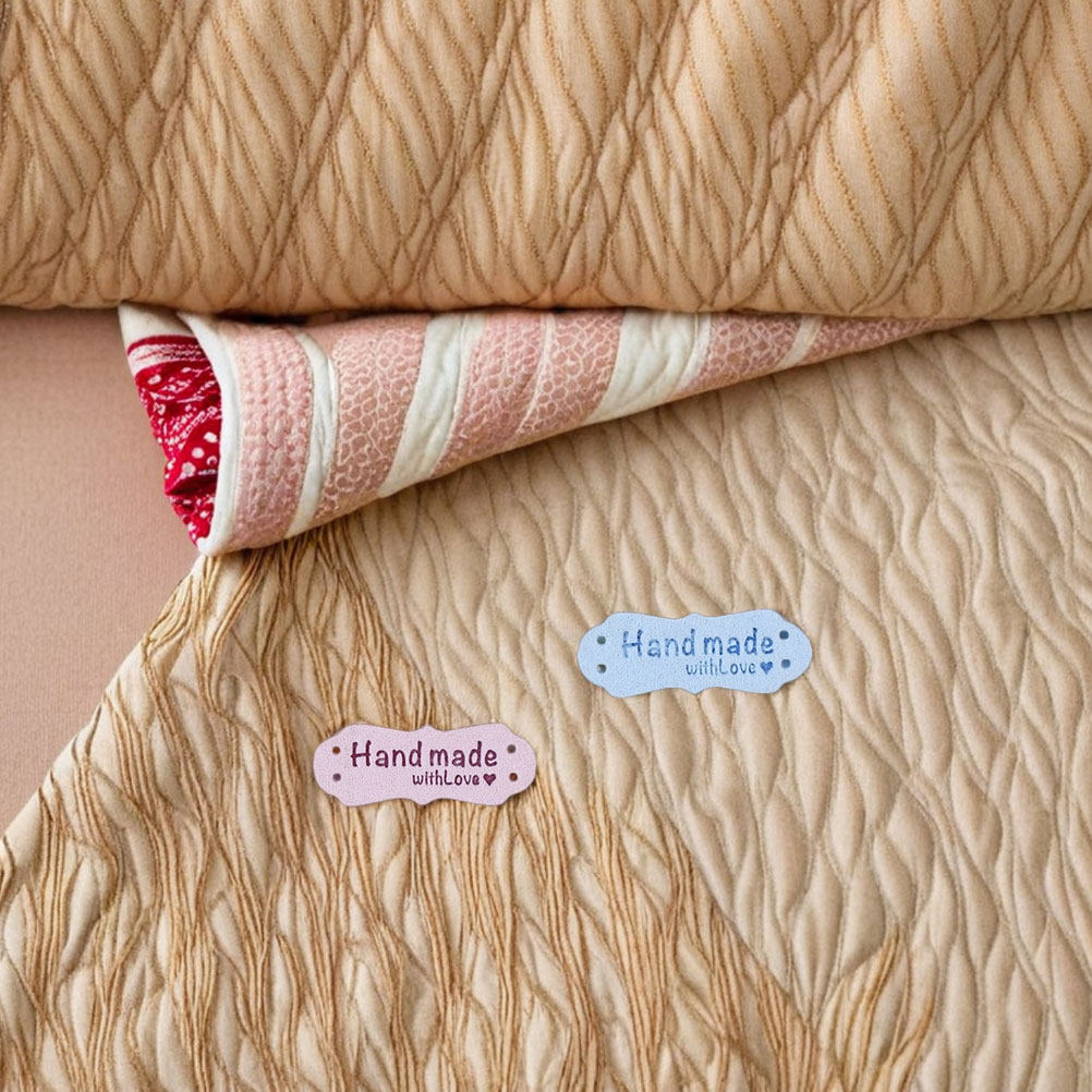 100個入り手作り衣料品ラベル、エンボス加工スエード生地タグ - Sewing Labels のレビューと価格