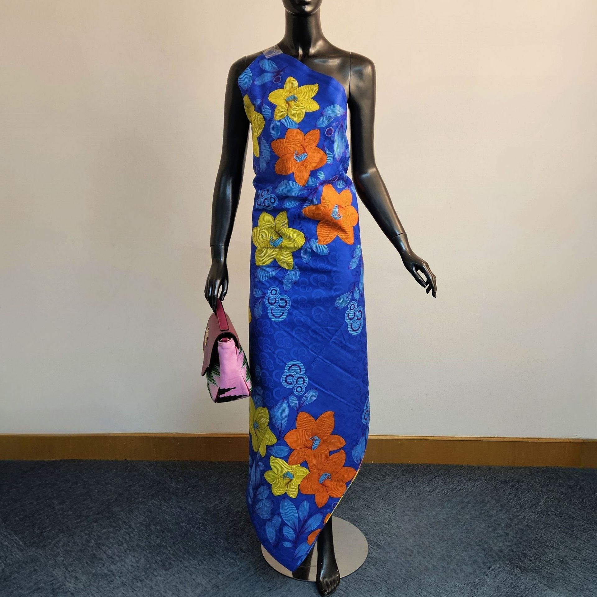 紫青色の綿に花柄がプリントされたアフリカのワックス生地、バテ - Sewing Batik Fabric のレビューと価格