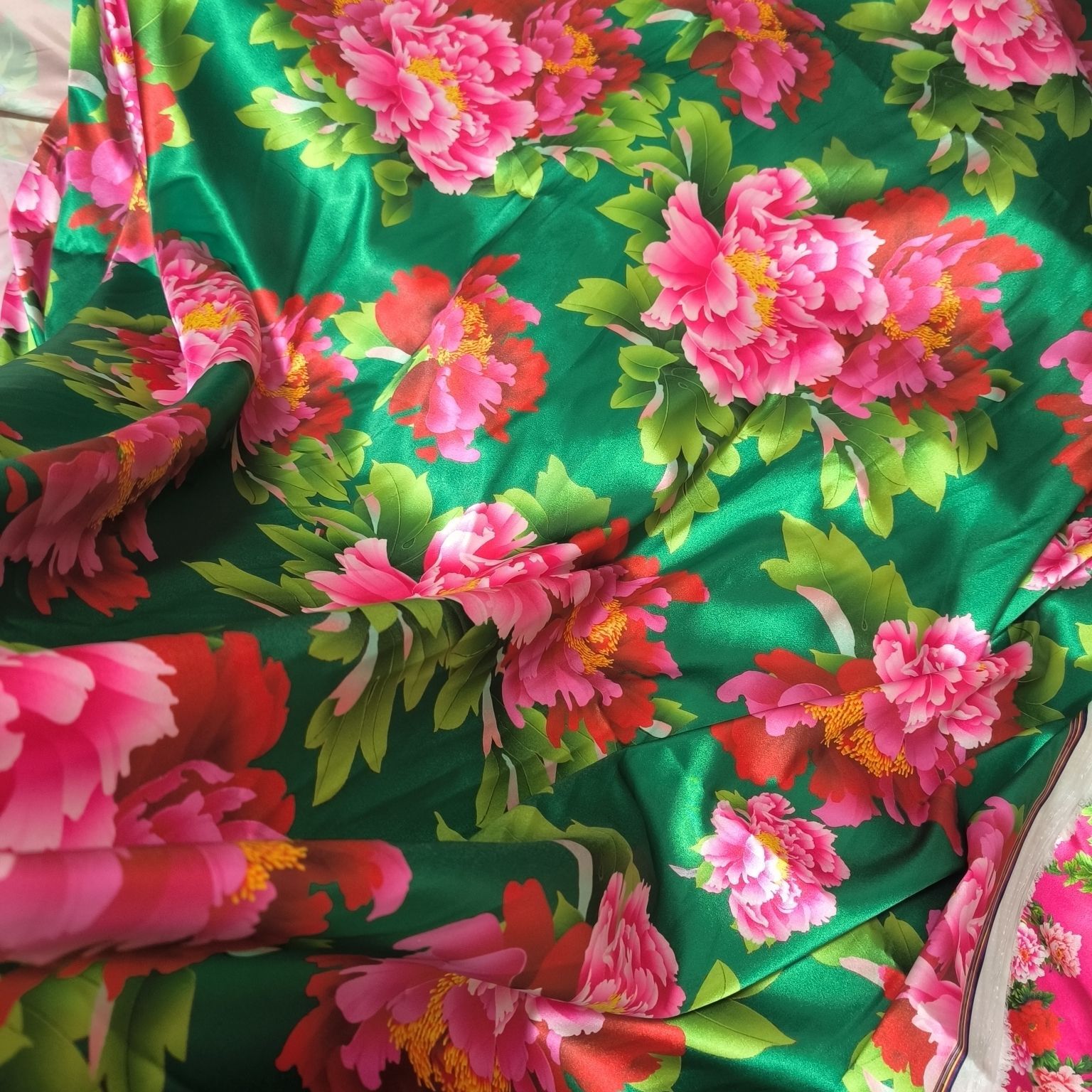 花柄プリントのアセテートサテン生地、シルクのように滑らか、メ - Sewing And Textile のレビューと価格